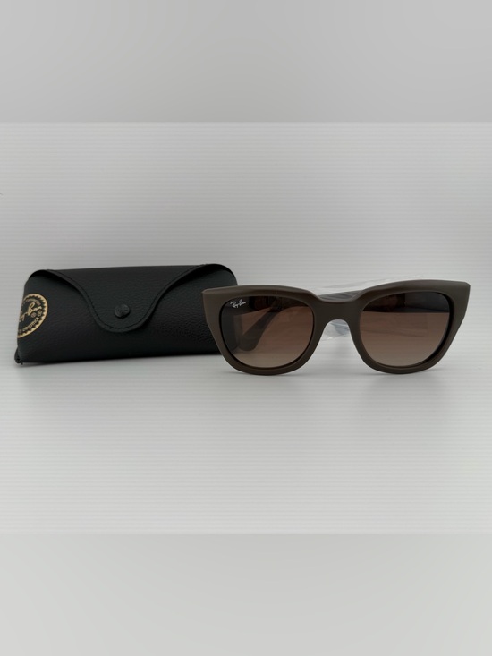 Ray-Ban Accessories - NEW Ray-Ban Women's Demi Gloss Turtledove Sunglasses with Gradient Lenses RB4178